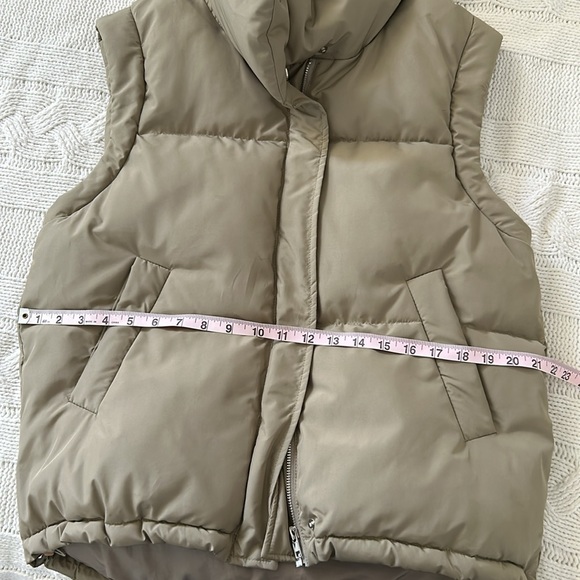 Elodie puffer oversized vest tag says size XS but fits to medium - Picture 7 of 13